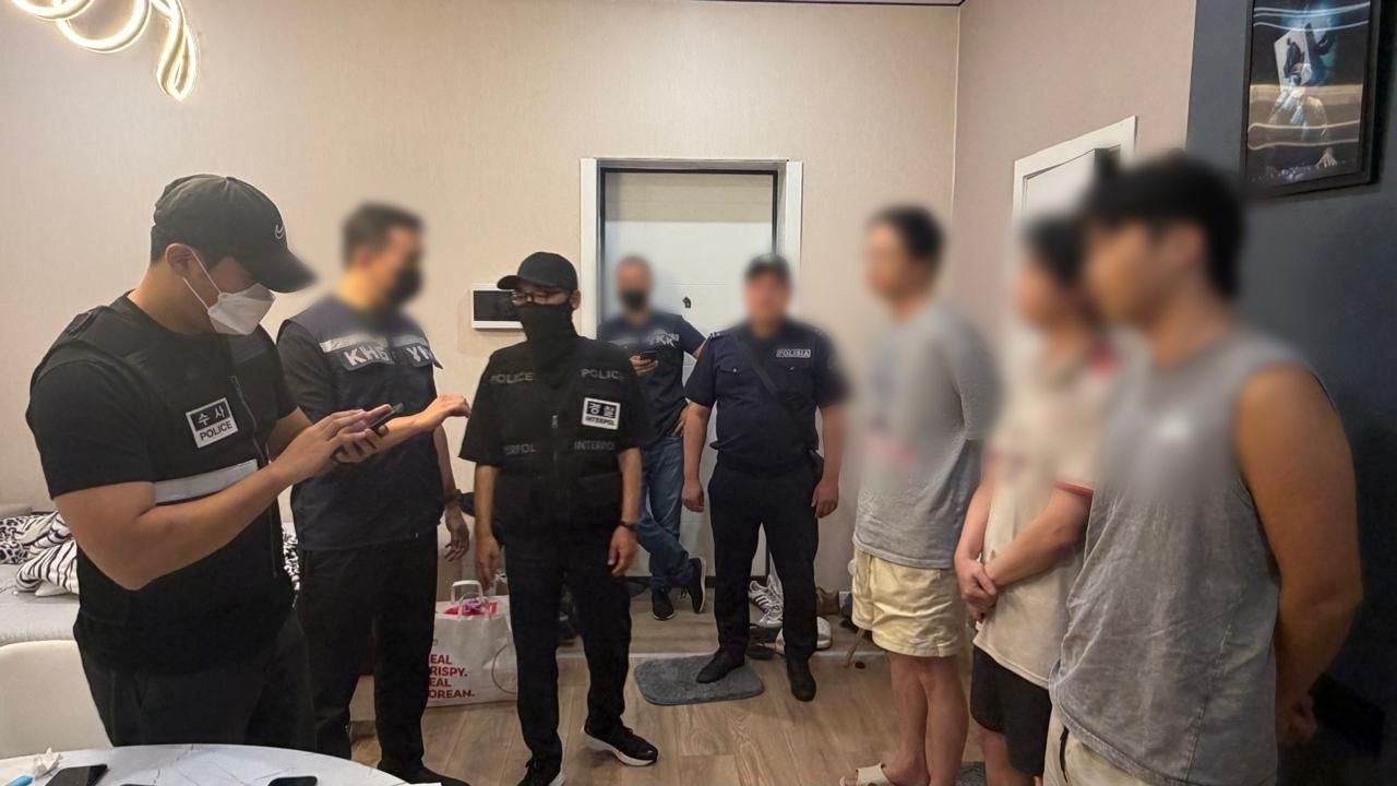 경찰청은 지난 5일 서울 서대문구 경찰청에서 브리핑을 열고 범정부 합동 ‘초국가 범죄 특별 대응 태스크포스(TF)’가 지난달 23일 알마티에서 ‘이네’(INE) 작전을 벌여 현지에 있는 스캠 조직원 14명을 검거하고, 국내에 체류 중인 소속 조직원 5명도 붙잡았다고 발표했다. 이들 19명 모두 한국인이다. 사진은 한국인 스캠 범죄 조직원들을 검거한 뒤 신원을 확인하는 모습. [경찰청 제공]
