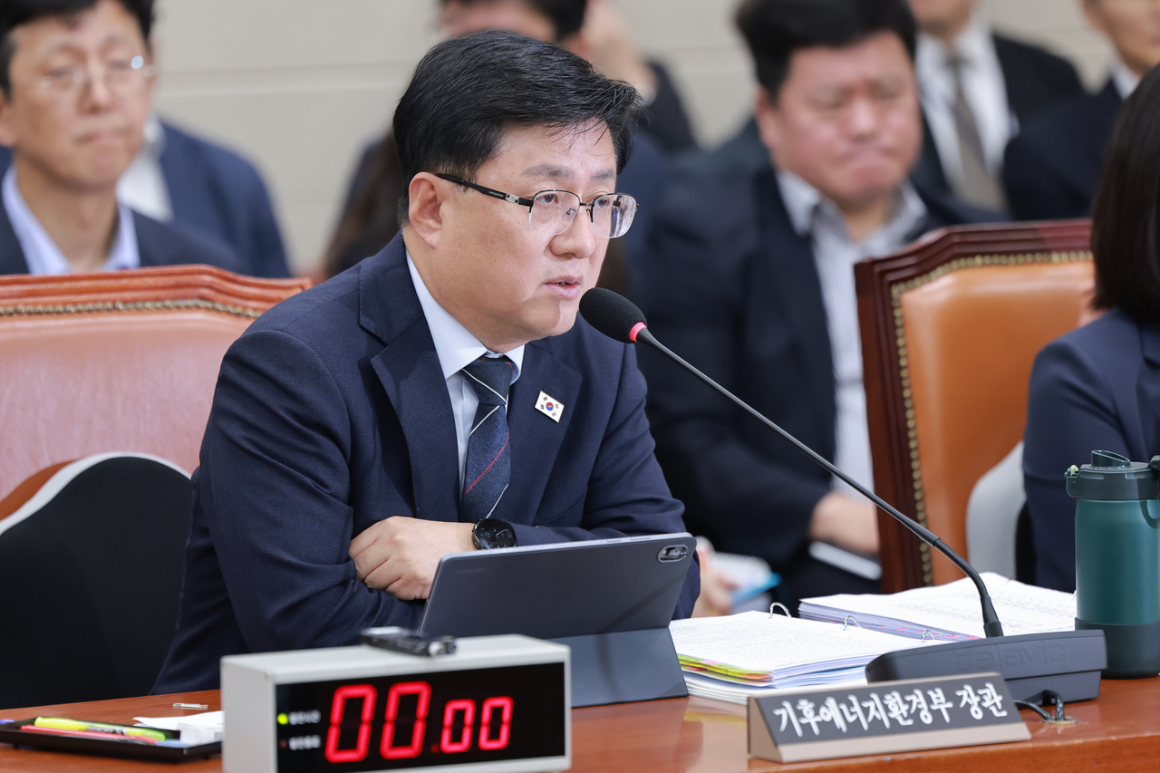 Kim Sung-whan, minister of climate, energy and environment, speaks at the National Assembly's Climate, Energy, Environment and Labor Committee in central Seoul on Tuesday. (Yonhap)