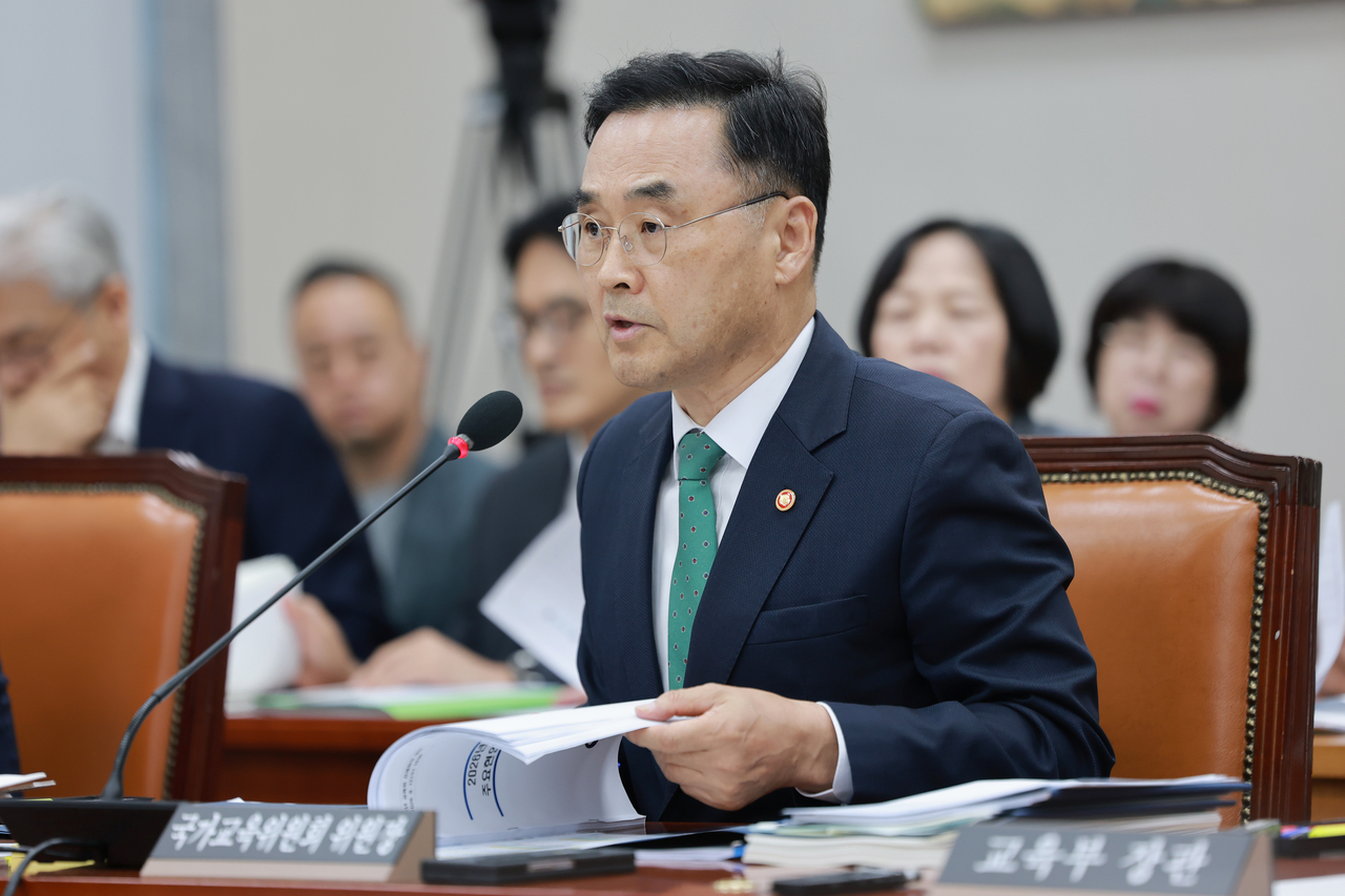 차정인 국가교육위원장이 12일 국회 교육위원회 전체회의에서 자료제출 요구에 답하고 있다. [연합]