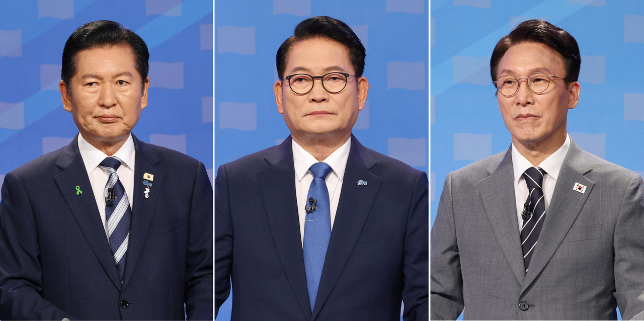 정청래(왼쪽부터)·송영길·김민석 더불어민주당 대표 후보가 각각 12일 서울 양천구 SBS 목동 스튜디오에서 열린 TV 토론회에 참석해 시작을 기다리고 있다. [국회사진기자단]