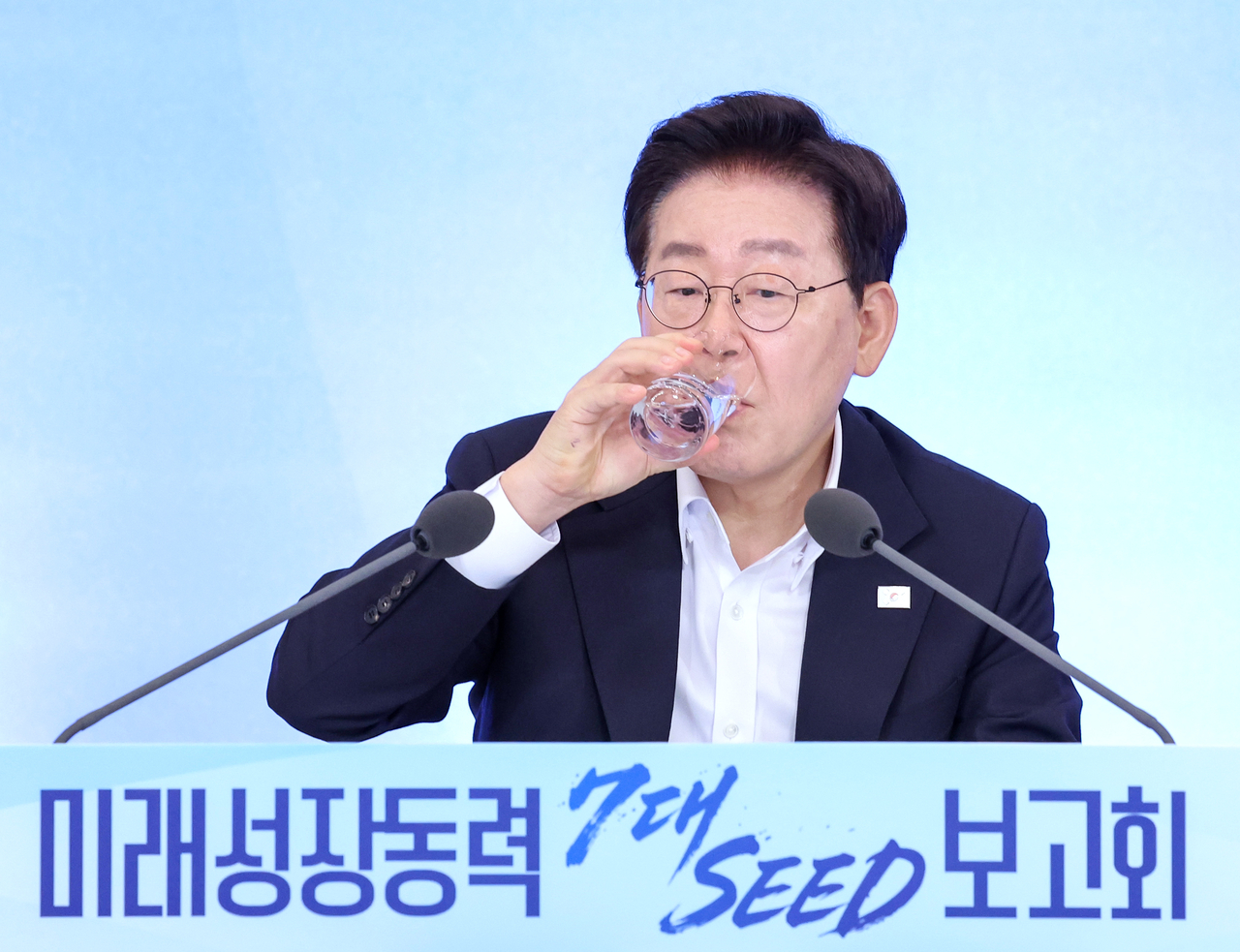 이재명 대통령이 12일 청와대에서 열린 미래성장동력 ‘7대 SEED’ 보고회에서 물을 마시고 있다. [연합]
