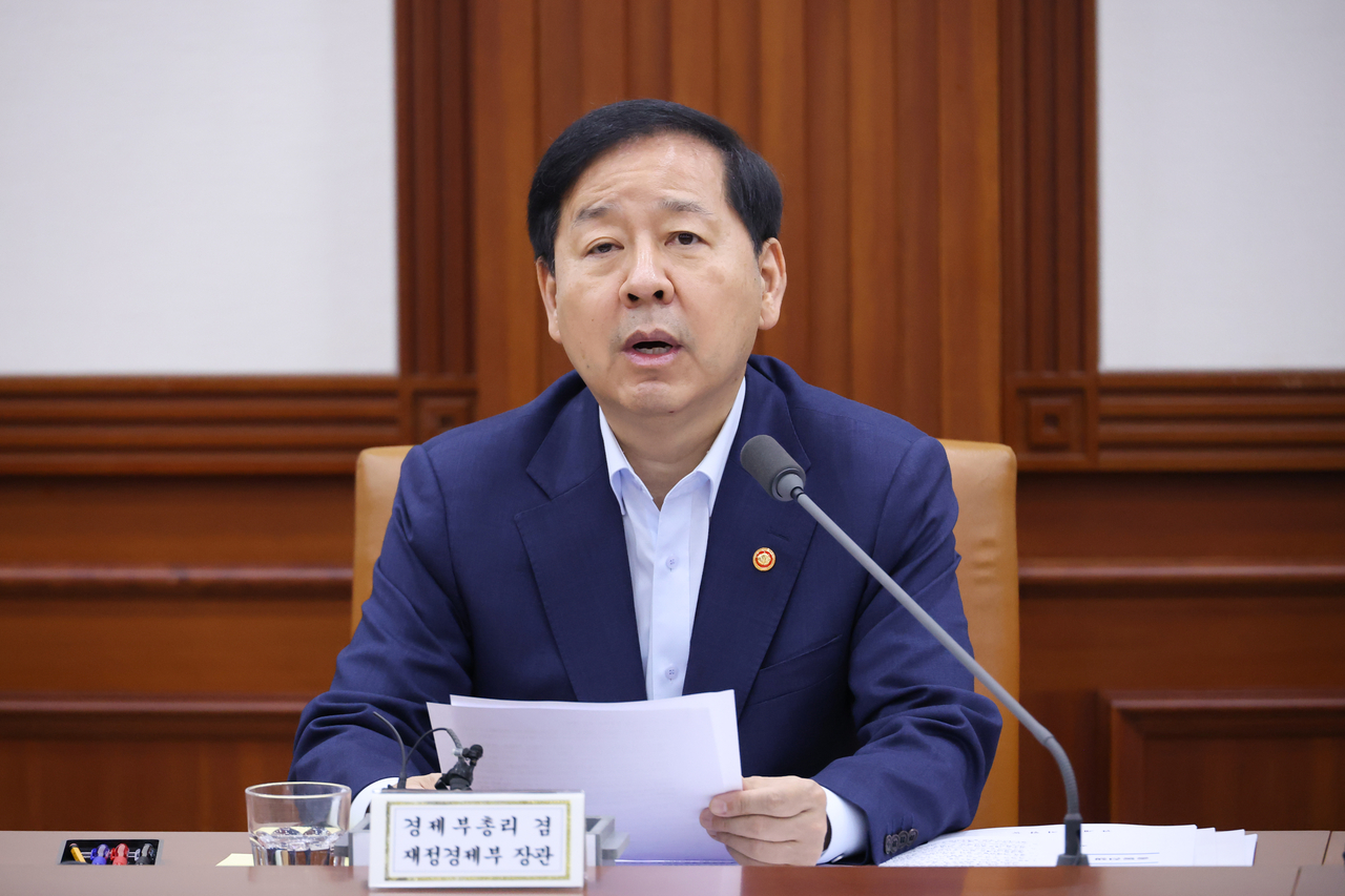 Finance Minister Koo Yun-cheol speaks during a meeting with economy-related ministers in Seoul on Thursday. (Yonhap)