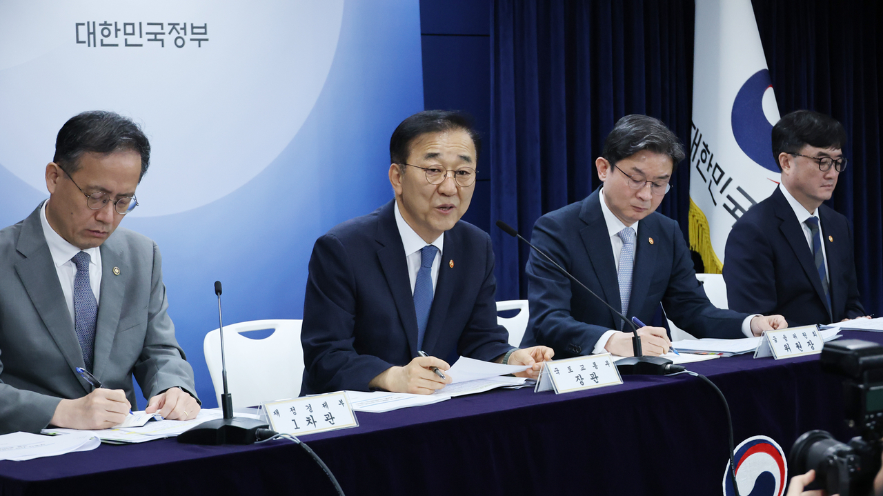Land Minister Kim Yun-duk (second from left) speaks during a press briefing at the Government Complex Seoul on Thursday. (Yonhap)