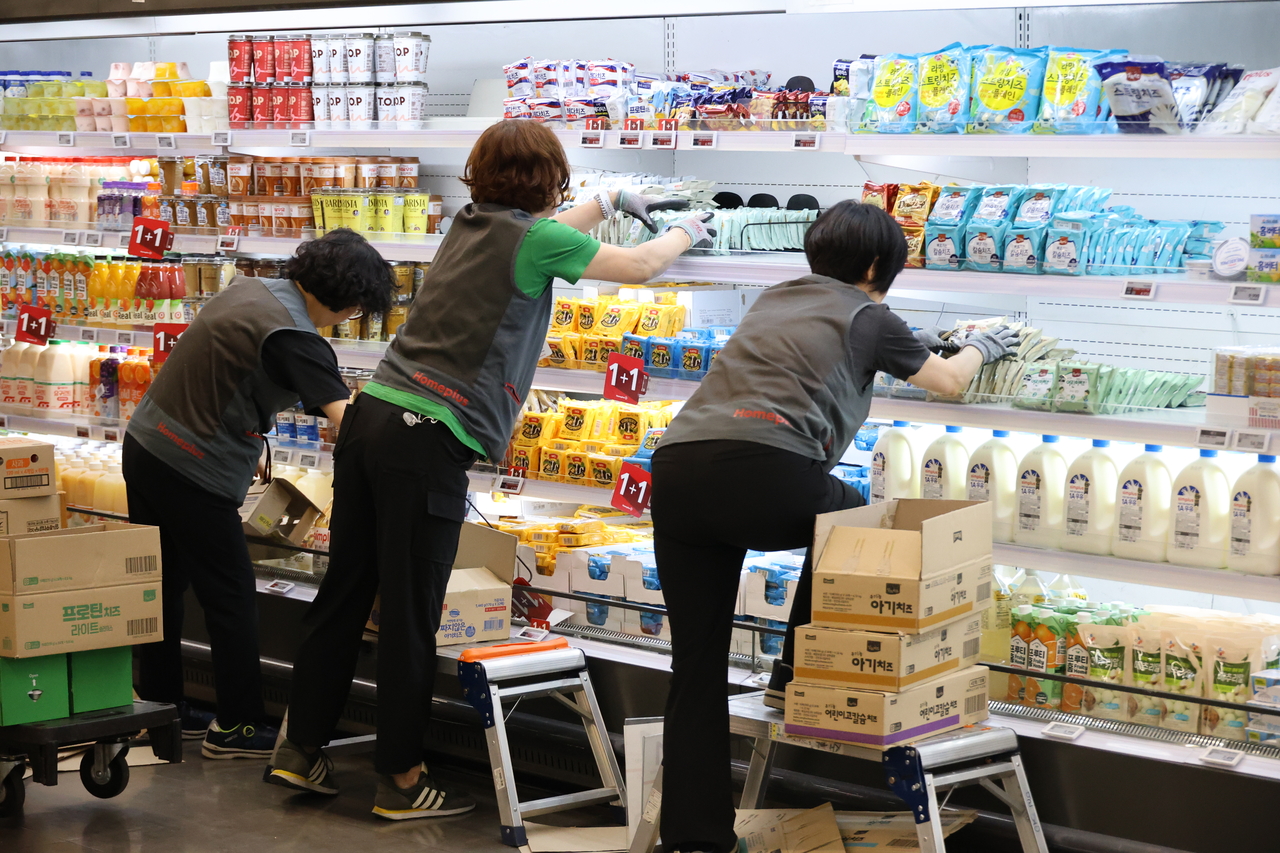 Employees arrange products at a Homeplus store in Seoul on Thursday, when all 67 Homeplus outlets that had been temporarily closed resumed full operations. (Yonhap)