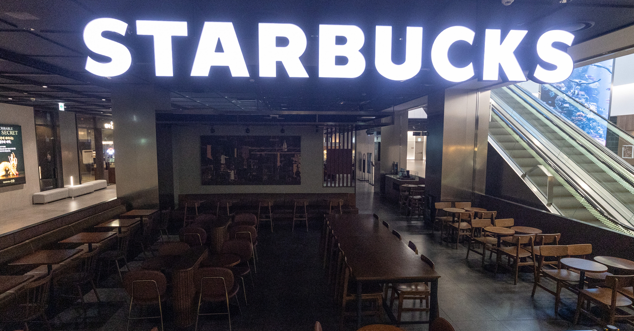 A Starbucks store in Seoul. [Herald DB]