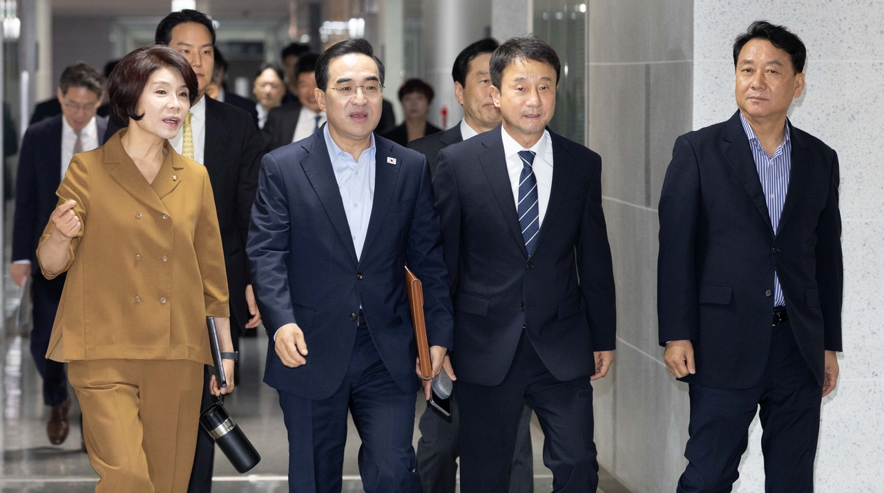 Han Byung-do (third from left), acting leader and floor leader of the Democratic Party of Korea, and Park Hong-keun, minister of the Ministry of Planning and Budget, attend a party-government consultation on the 2027 budget at the National Assembly Members' Hall in Yeouido, Seoul, on Friday. From left: Han Jeong-ae, Democratic Party policy committee chairwoman; Minister Park; Acting Leader Han; and Lee Gwang-jae, chairman of the National Assembly Budget and Accounts Committee. (Yun Chang-bin)