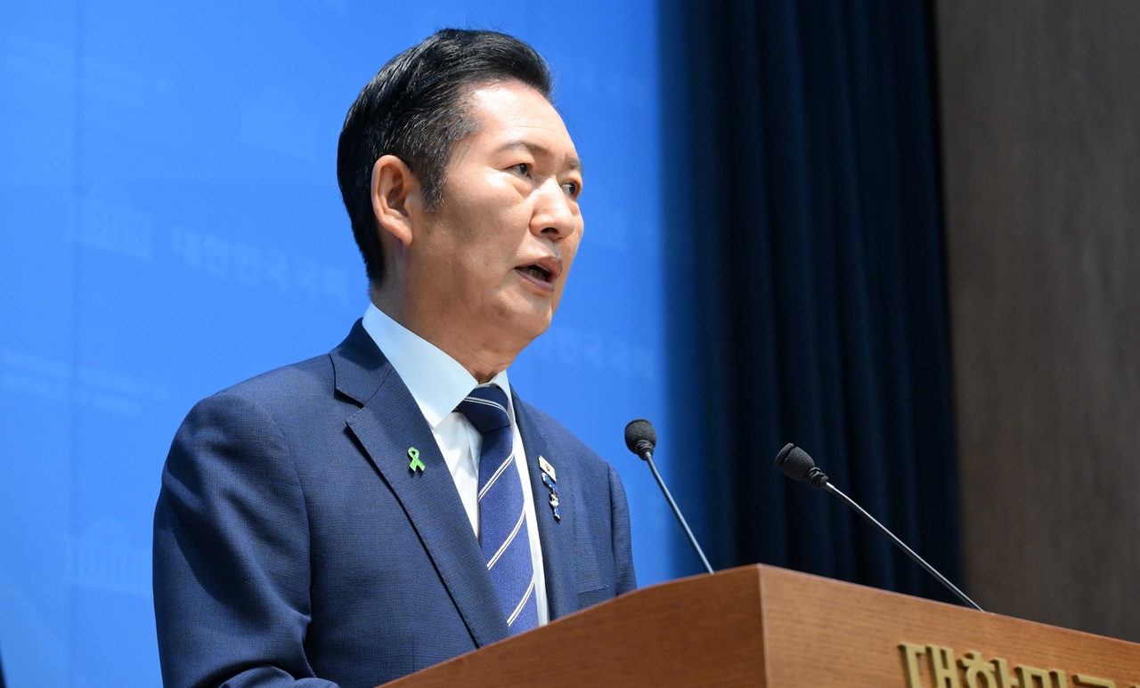 Jung Chung-rae, a candidate for Democratic Party of Korea leader, holds a press conference at the National Assembly's communication room in Yeouido, Seoul, on Wednesday.