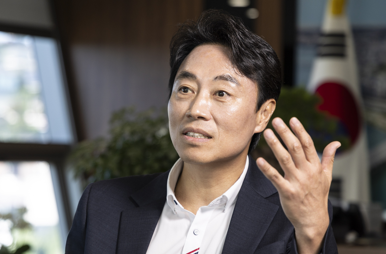 Kim Gyeong-dae, district mayor of Yongsan-gu in Seoul, speaks during an interview at his office in the Yongsan district office on Wednesday afternoon. He said Yongsan Park is "a legacy that must be preserved for future generations" and vowed to stop any housing supply there "even if I have to lie down in the street." Photo by Yun Chang-bin