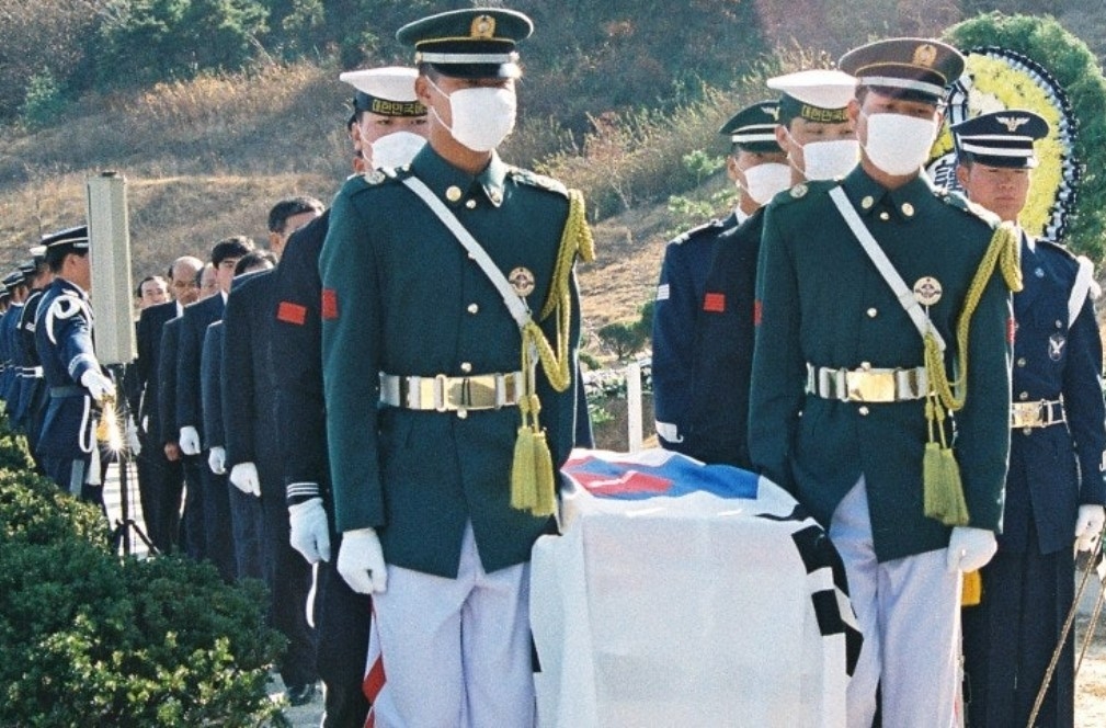The remains of Kim Seung-ok being interred at Daejeon National Cemetery in 1991. [Blog of Kim Nyeong-man, son of Kim Seung-ok]