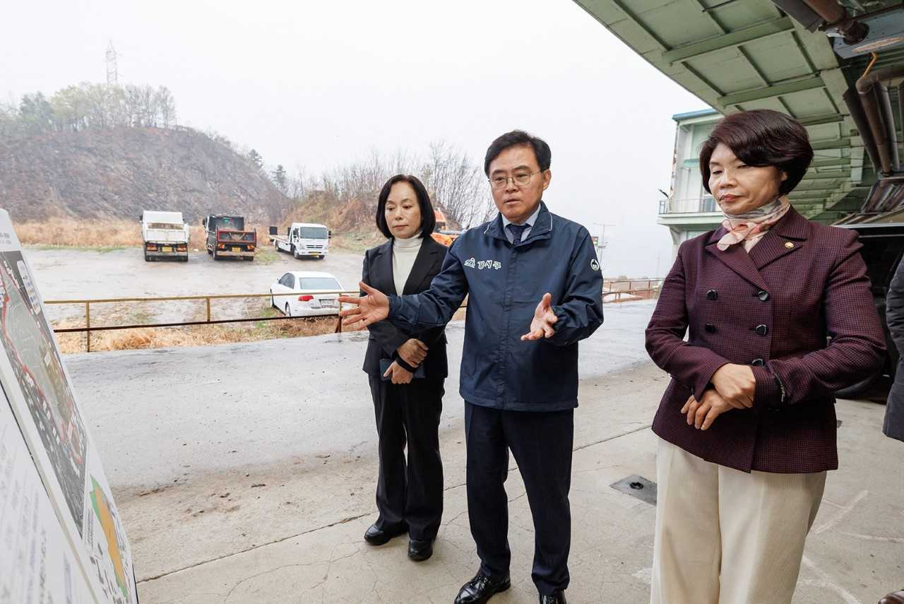 진교훈(가운데) 서울 강서구청장이 염창공원 훼손지를 찾아 관련 보고를 받고 있다. [강서구 제공]