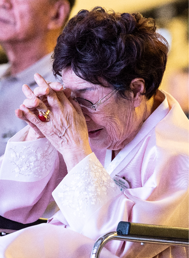 Lee Yong-soo, a survivor of Japan's wartime sexual slavery, listens to "Spring in My Hometown" at a memorial ceremony at the Kim Koo Museum & Library in Seoul on Friday. (Yoon Chang-bin/The Korea Herald)