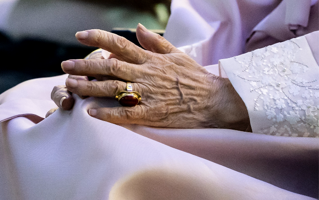 A photo shows hands of Lee Yong-soo,  a survivor of Japan's wartime sexual slavery, at a memorial ceremony at the Kim Koo Museum & Library in Seoul on Friday. (Yoon Chang-bin/The Korea Herald)