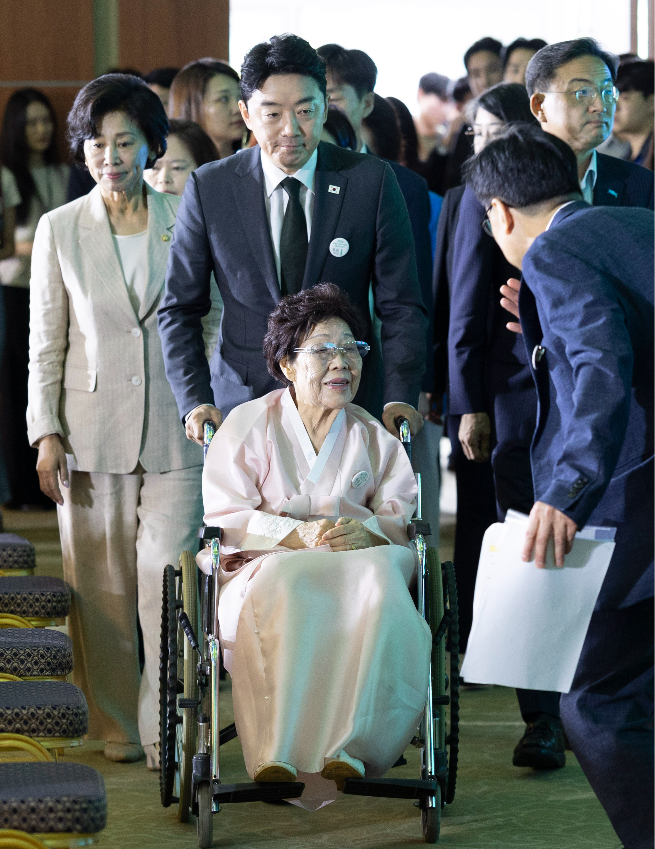 Lee Yong-soo (in wheelchair), a survivor of Japan's wartime sexual slavery, attends a memorial ceremony at the Kim Koo Museum & Library in Seoul, with the Minister of Gender Equality and Family Won Min-kyong (right) and Chief of Staff to the President Kang Hoon-sik (center) on Friday. (Yoon Chang-bin/The Korea Herald)