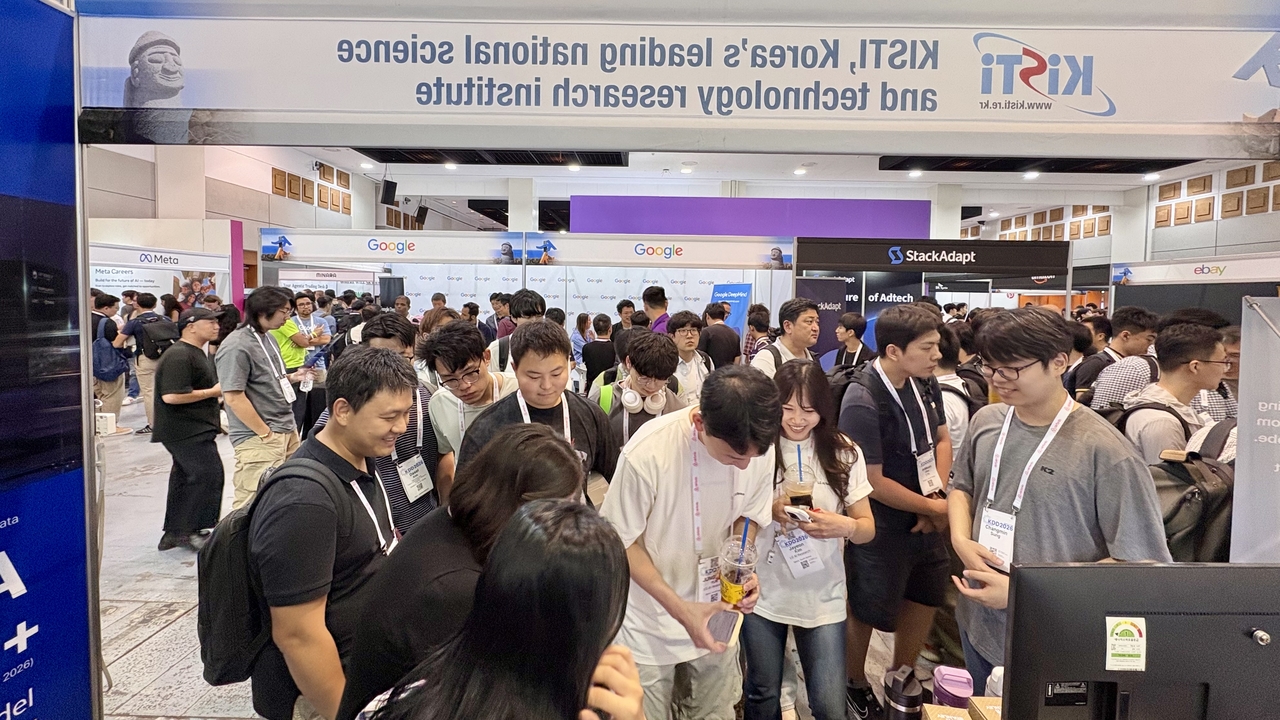 Attendees visit the KISTI exhibition booth at KDD 2026 to watch a service demonstration. [KISTI]