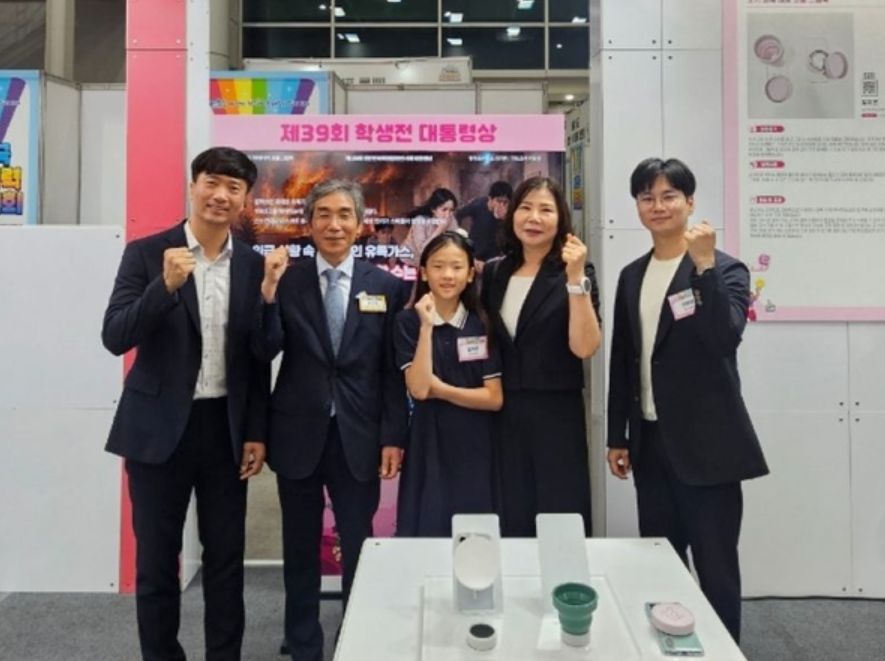 Kim Ji-on (center) poses with officials from the Gyeongsangnamdo Geoje Office Education at the 2026 Youth Invention Festival. (Gyeongsangnamdo Geoje Office Education)