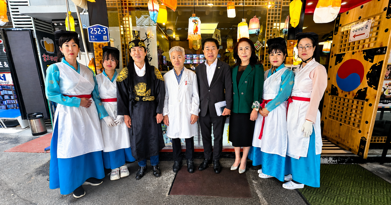 K Ssanghwa is pursuing a plan to develop the area around its Jongno-gu headquarters into a Seoul tourism hub centered on traditional Korean herbal tea, combining tea tastings with hanok and hanbok experiences. (Yang Jeong-won)