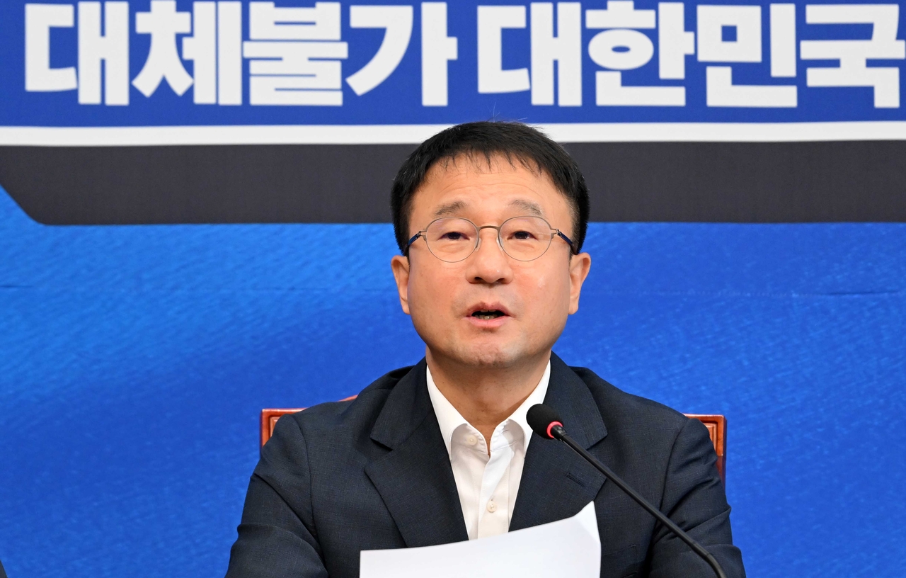 Han Byung-do, acting leader and floor leader of the Democratic Party of Korea, delivers opening remarks at a supreme council meeting at the National Assembly in Yeouido, Seoul, on Friday morning. (Lee Sang-seop)