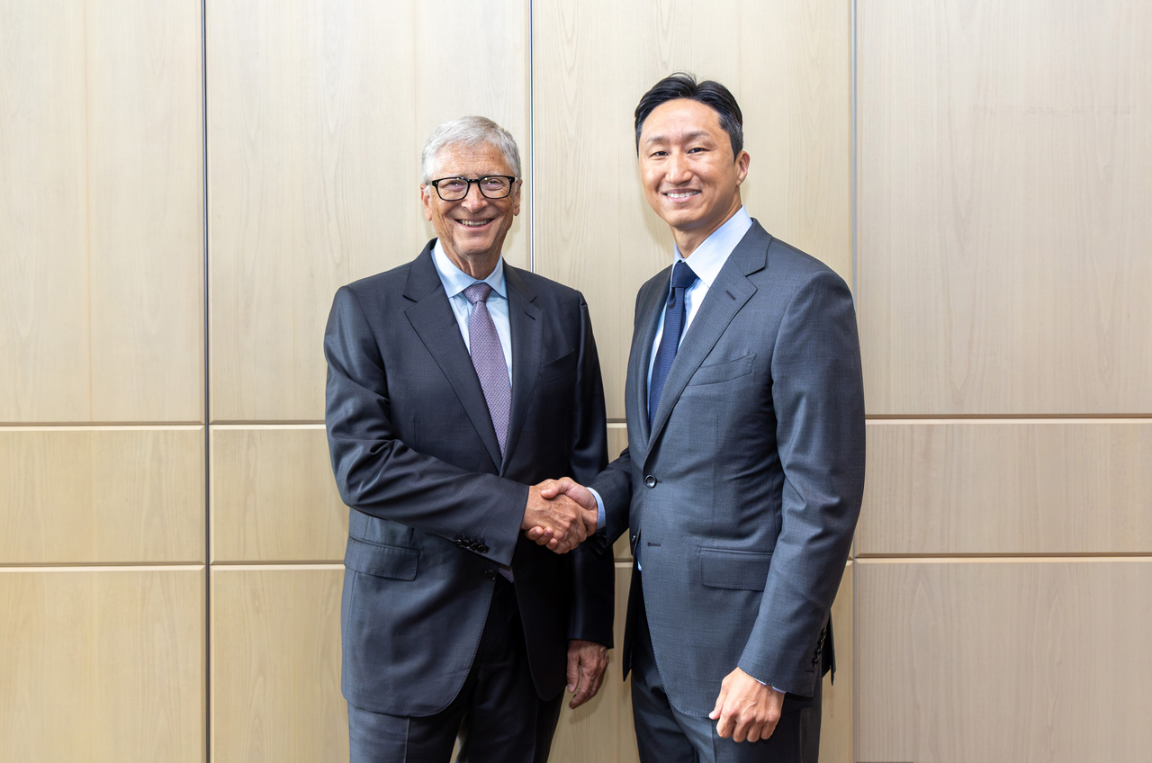 HD Hyundai Chairman Chung Ki-sun (right) and TerraPower Founder and Chairman Bill Gates pose for a photo after meeting in Seoul on Friday. (HD Hyundai)