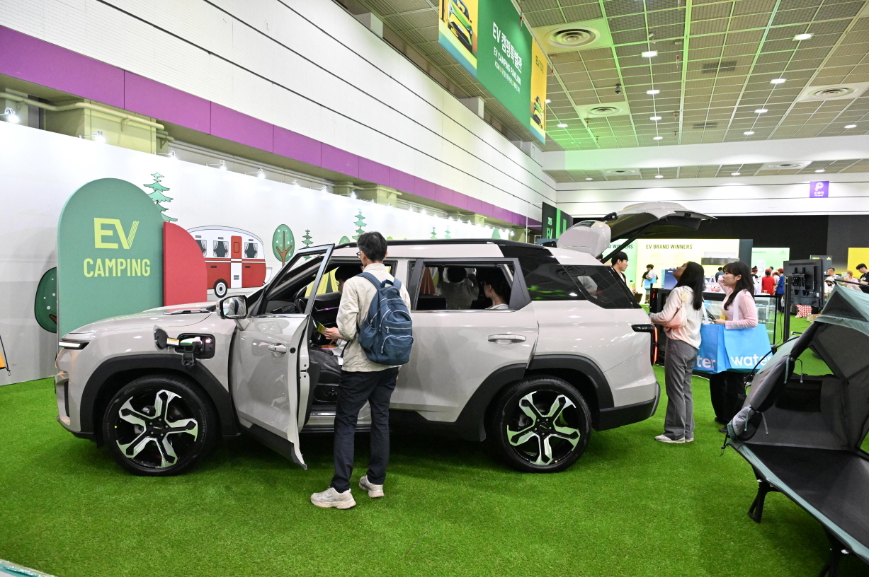 ‘EV트렌드코리아 2025’에서 전기차를 체험하는 참관객. [한국자동차기자협회 제공]
