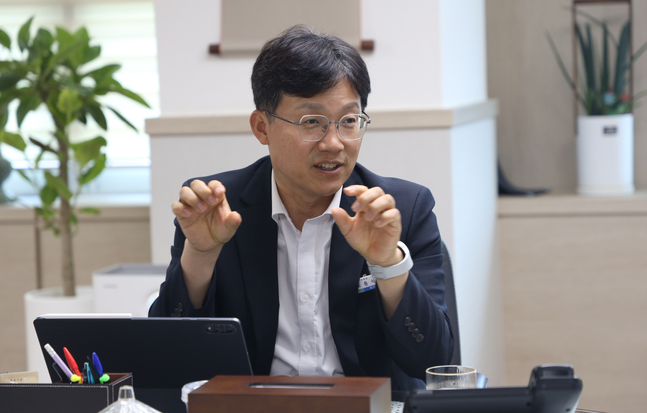 Jo Yong-sik, superintendent of the Ulsan Metropolitan Office of Education, speaks during an interview at his office in Jung-gu, Ulsan, on Tuesday.