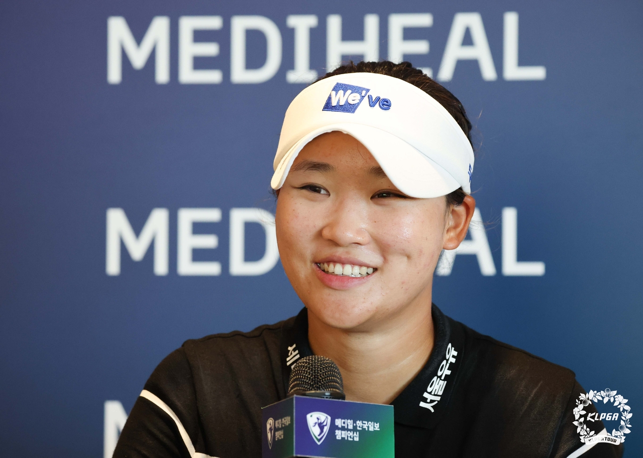 선두로 경기를 마치고 인터뷰 중인 김민솔. [사진=KLPGA]