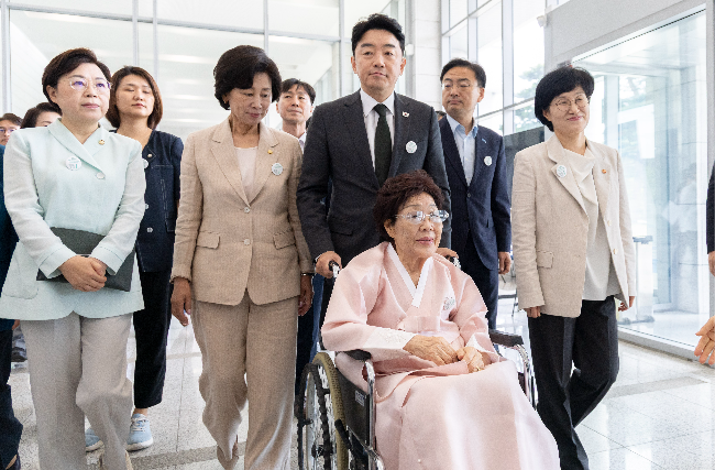 Lee Yong-soo (in wheelchair), a survivor of Japan's wartime sexual slavery, attends a memorial ceremony at the Kim Koo Museum & Library in Seoul with the Minister of Gender Equality and Family Won Min-kyong (right) and Chief of Staff to the President Kang Hoon-sik (pushing Lee), on Friday. (Yoon Chang-bin/The Korea Herald)