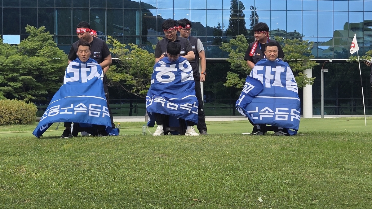 부산 반도체 테스트 부품기업 리노공업 노조 지도부가 14일 삭발 단식농성에 나섰다. [연합]