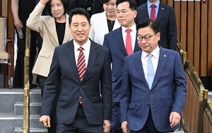 [헤럴드pic] 회의실로 들어오는 정점식·오세훈