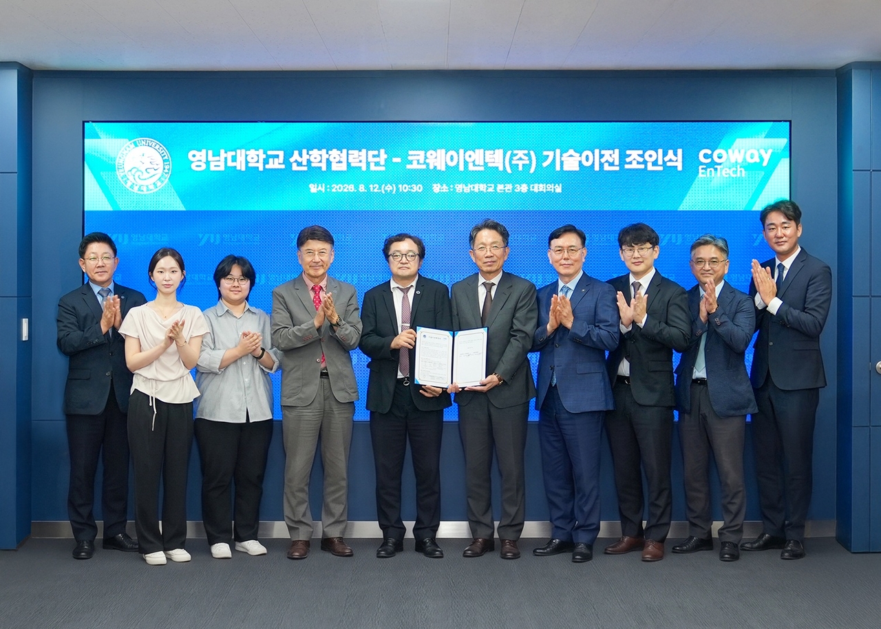 코웨이의 수처리 자회사 코웨이엔텍이 영남대학교와 ‘역삼투(RO) 농축수 처리 기술’ 이전 협약을 맺고 물 재이용 분야의 핵심 기술을 확보했다. 지난 12일 경북 경산 영남대학교에서 진행된 코웨이엔텍과 영남대 산학협력단 기술이전 협약식에서 방윤혁 코웨이엔텍 대표이사(오른쪽 다섯 번째), 김재홍 영남대학교 산학연구처장(왼쪽 다섯 번째) 등 관계자들이 기념촬영을 하고 있다. [코웨이]