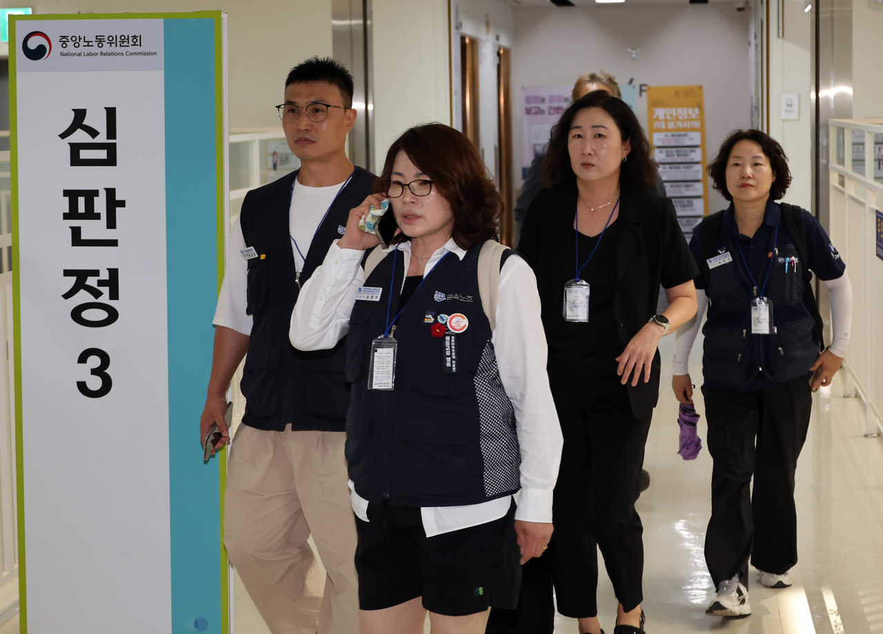 Members of the Korean Metal Workers' Union under the Korean Confederation of Trade Unions attend a review hearing Monday afternoon at the National Labor Relations Commission inside Government Complex Sejong, on a petition to correct the posting of bargaining demand notices involving Hyundai Motor and its subcontractors. [Newsis]