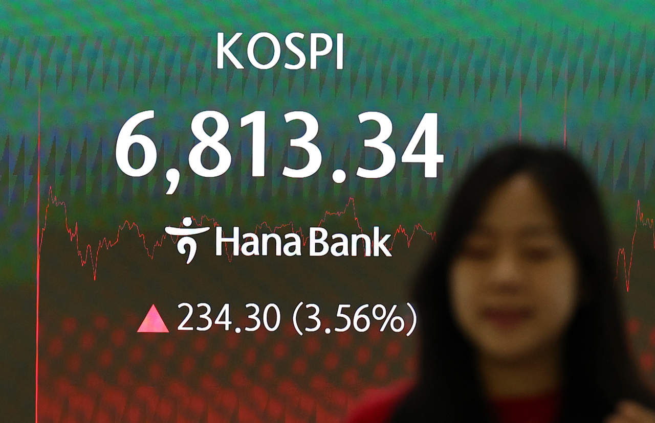 An electronic board showing the Korea Composite Stock Price Index at a dealing room of the Hana Bank headquarters in Seoul on Thursday. (Yonhap)