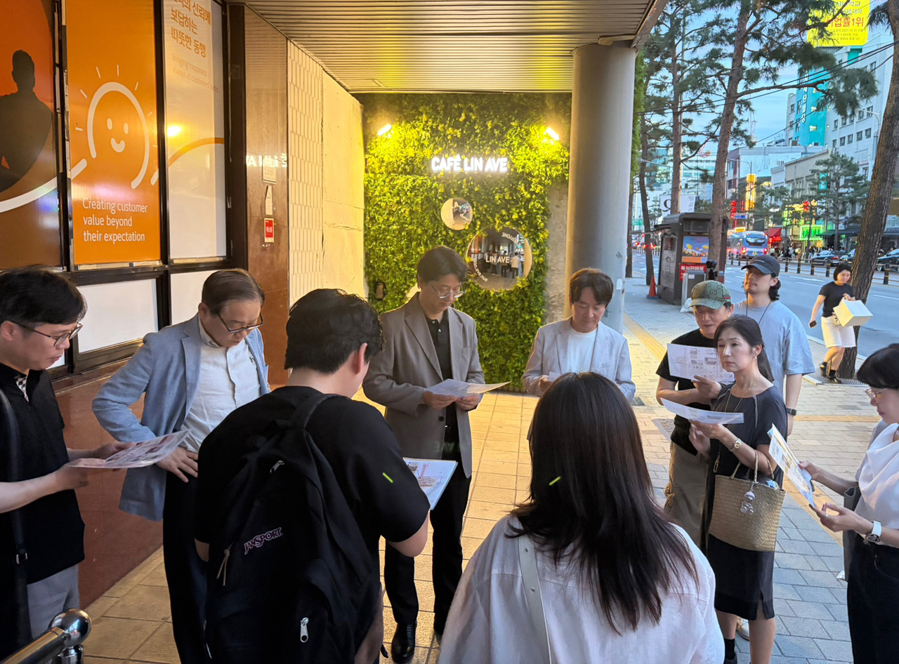 G3 Seoul Planning Committee's members visit Euljiro in central Seoul on Thursday. (Seoul Metropolitan Government)