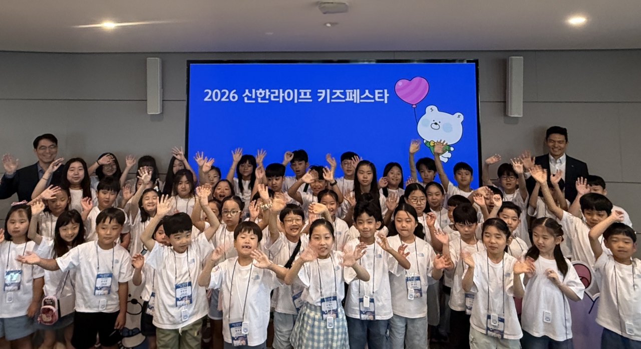13일 서울 중구 신한L타워에서 열린 ‘키즈 페스타’에서 천상영 신한라이프 사장(맨 뒷줄 왼쪽 첫 번째)과 임현진 신한라이프 경영지원그룹장(맨 뒷줄 오른쪽 첫 번째)이 어린이들과 기념 촬영을 하고 있다. [신한라이프 제공]