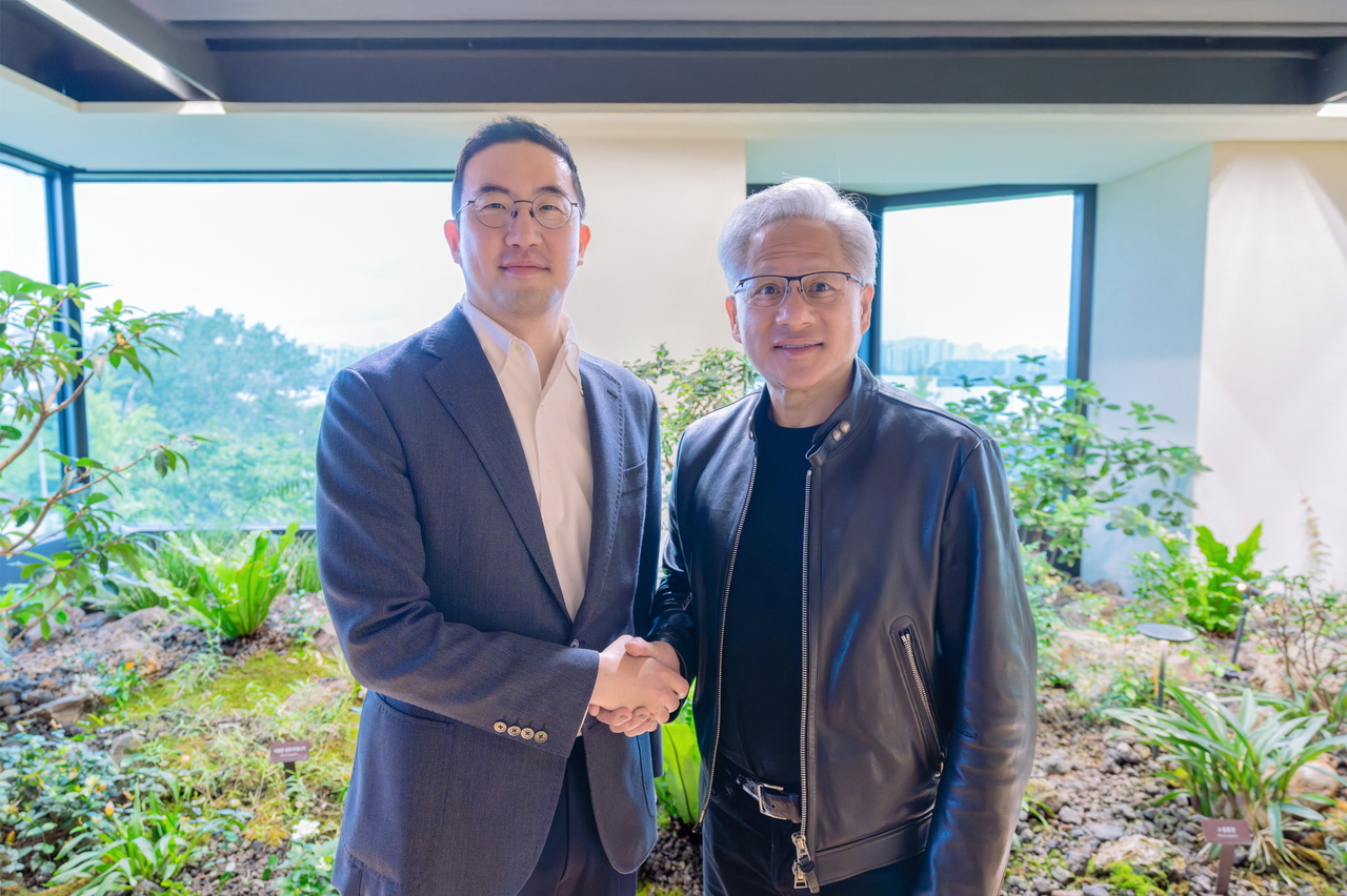 LG Group Chairman Koo Kwang-mo (left) and Nvidia CEO Jensen Huang pose for a photo at LG Twin Towers in Yeouido, Seoul, on June 8. [LG]