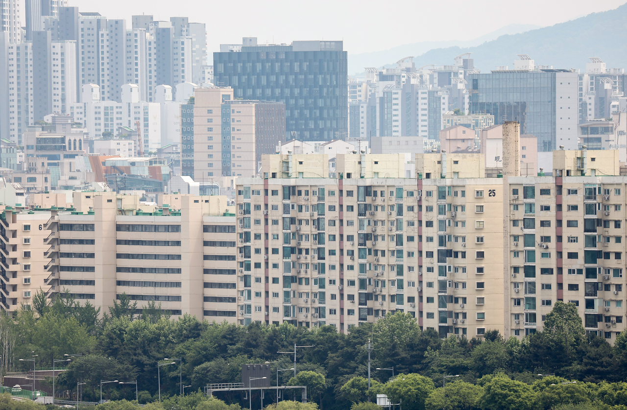 Apartment buildings in Apgujeong-dong, Gangnam-gu, as seen from Dalmaji Park in Seongdong-gu, Seoul. [Herald Business DB]