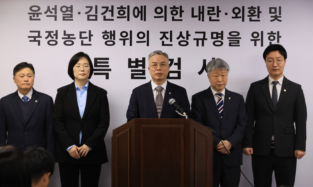 권창영 특별검사(가운데)가 지난 2월 과천 사무실에서 윤석열ㆍ김건희에 의한 내란ㆍ외환 및 국정농단 행위의 진상규명을 위한 특별검사 사무실 현판식을 마치고 특검보들과 입장발표를 하고 있다. [연합]