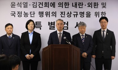 권창영 특별검사(가운데)가 지난 2월 과천 사무실에서 윤석열ㆍ김건희에 의한 내란ㆍ외환 및 국정농단 행위의 진상규명을 위한 특별검사 사무실 현판식을 마치고 특검보들과 입장발표를 하고 있다. [연합]