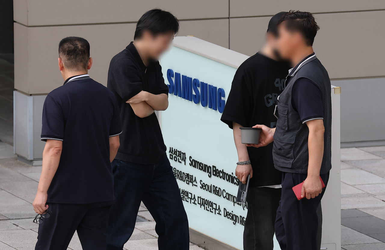 Samsung Electronics Device Experience (DX) division employees arrive for work dressed in black at the company's Seoul R&D Campus in Umyeon-dong, Seocho-gu, Seoul, in June to protest disparities in performance bonuses. [Yonhap]