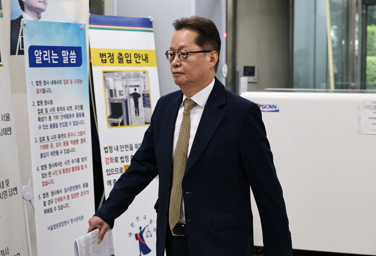 12·3 비상계엄의 위헌·위법성을 지적하는 정치인들 발언을 다룬 방송 자막을 삭제하도록 지시한 혐의로 기소된 이은우 전 한국정책방송원(KTV) 원장이 지난 6월 26일 서울 서초구 서울중앙지방법원에서 열린 1심 선고를 마친 뒤 법정을 나서고 있다.[연합]