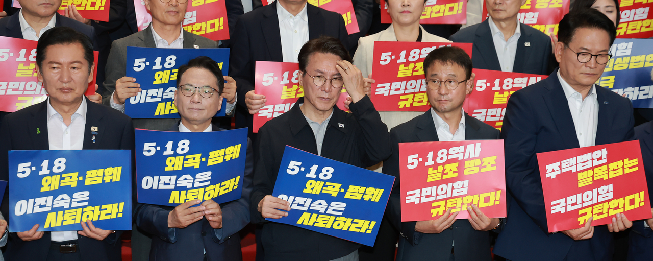 Democratic Party of Korea leadership candidates Jung Chung-rae, Kim Min-seok and Song Young-gil attend a rally at Rotunda Hall of the National Assembly on Thursday denouncing the People Power Party over obstruction of livelihood legislation and distortion of May 18 history. [Yonhap]