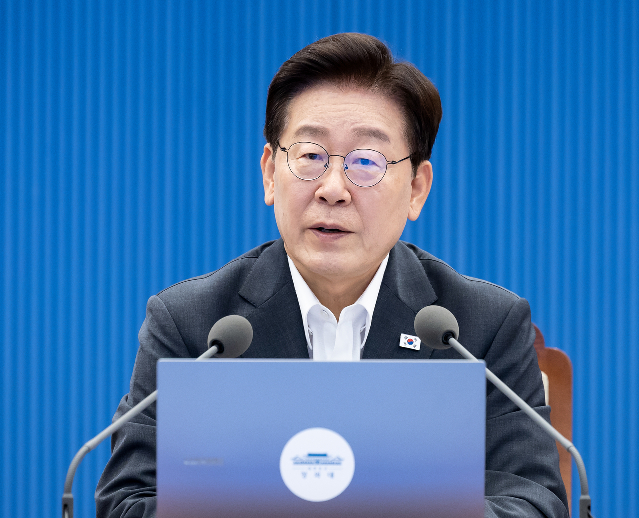 President Lee Jae Myung speaks at a senior presidential secretary meeting at Cheong Wa Dae on Thursday. [Yonhap]