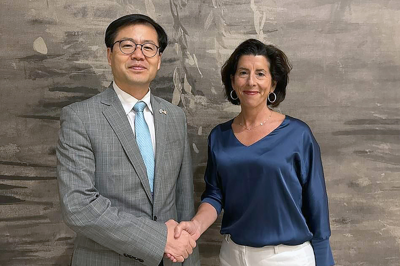 Korean Trade Minister Yeo Han-koo (left) shakes hands with Gina Raimondo, former US secretary of commerce, in Oklahoma on July 31. (Ministry of Trade, Industry and Resources)