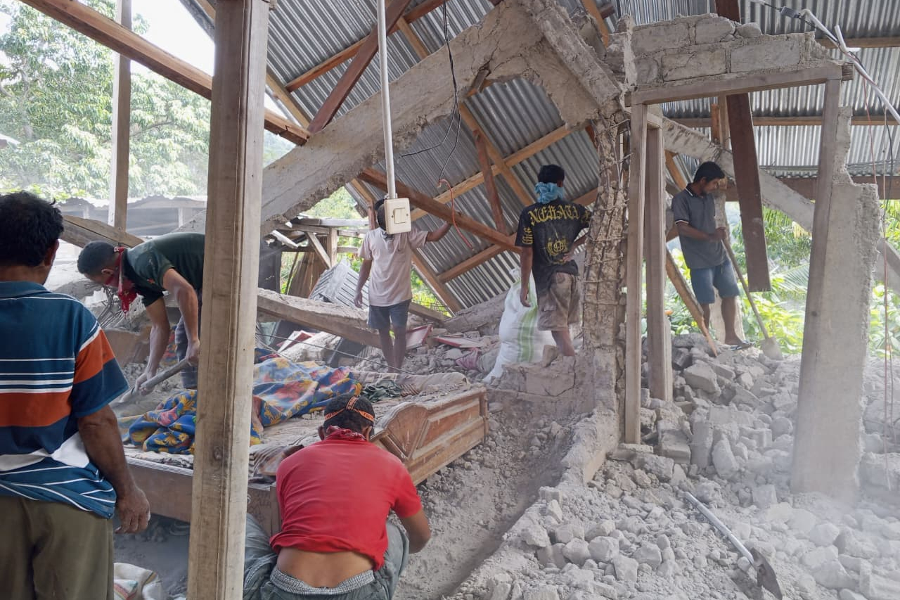 People clear up the rubble from a house damaged in an earthquake in East Manggarai, East Nusa Tenggara province, Indonesia on Saturday. (AP-Yonhap)