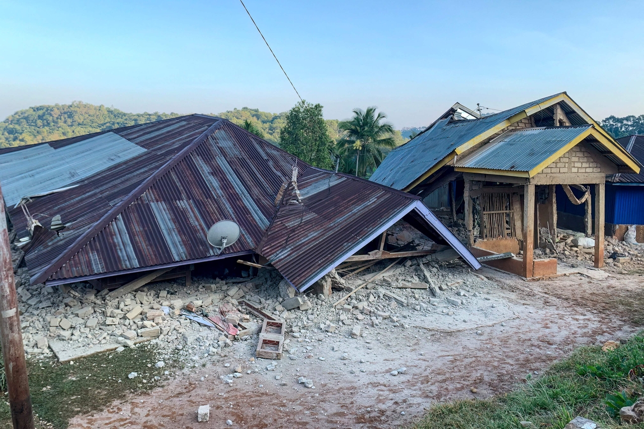 Damaged houses are seen following a 7.7-magnitude earthquake in Ruteng, Manggarai, East Nusa Tenggara, on Friday. (AFP-Yonhap)