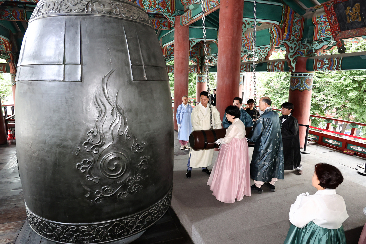 Seoul Mayor Oh Se-hoon and descendants of independence activists ring the Bosingak bell to commemorate the 81st anniversary of Korea’s Liberation Day in central Seoul on Saturday. (Yonhap)