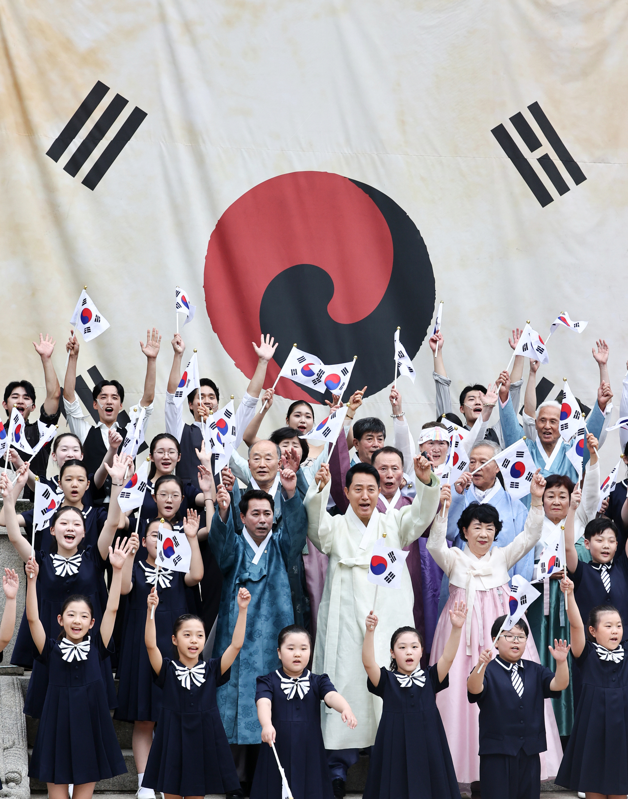 Seoul Mayor Oh Se-hoon, descendants of independence activists and members of the Seoul Future Alliance Choir pose for a photo before a bell-ringing ceremony marking the 81st anniversary of Korea’s Liberation Day at Bosingak Pavilion in central Seoul on Saturday. (Yonhap)