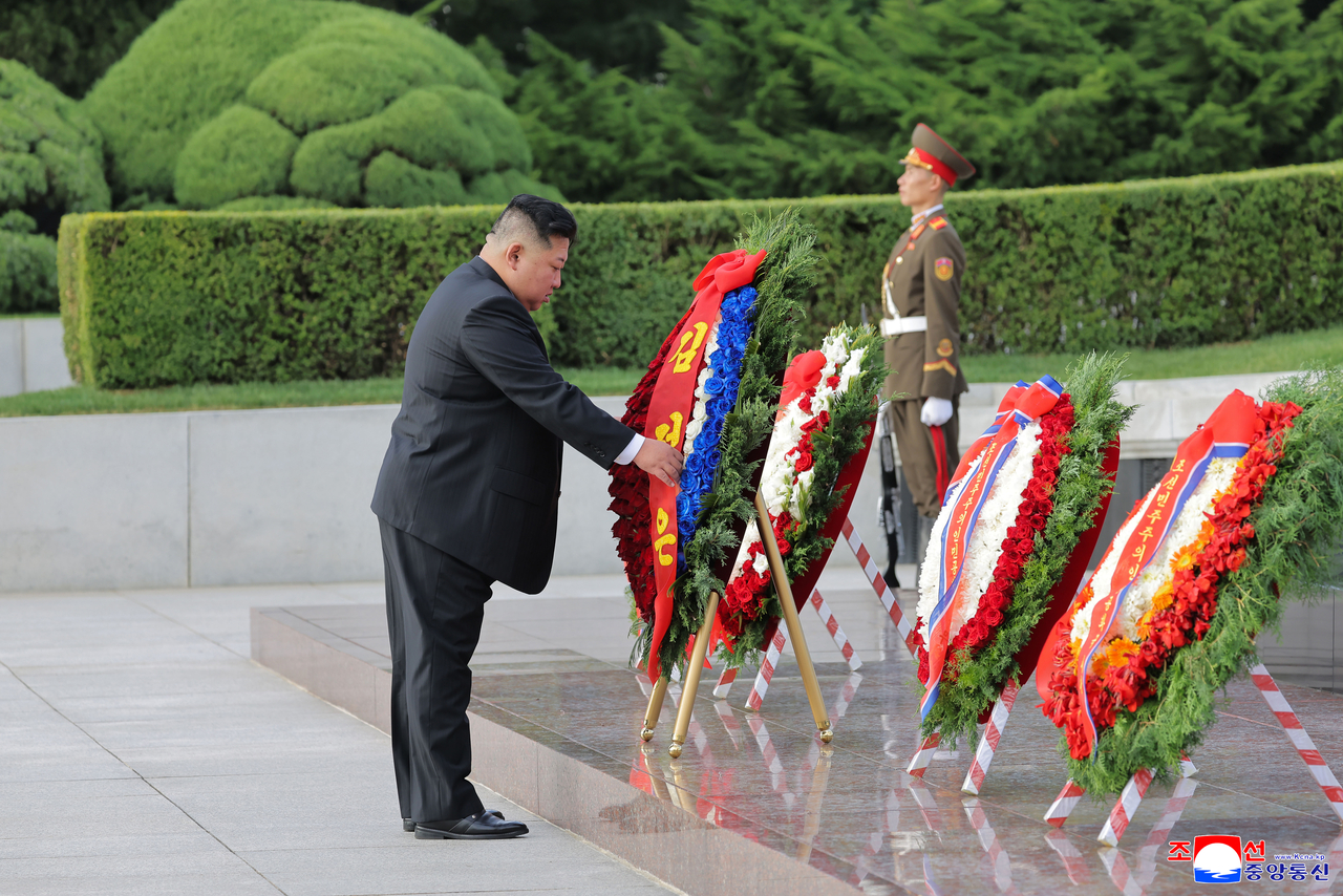 North Korean leader Kim Jong-un lays a wreath at the Liberation Tower in Pyongyang on the occasion of the 81th anniversary of Liberation Day, in this photo released by the North's official Korean Central News Agency on Saturday. (Yonhap)
