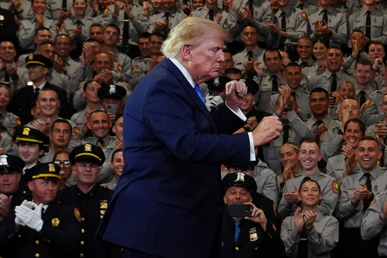 President Donald Trump speaks at the David Mack Center for Training and Intelligence in Garden City, New York on Friday. (AP-Yonhap)