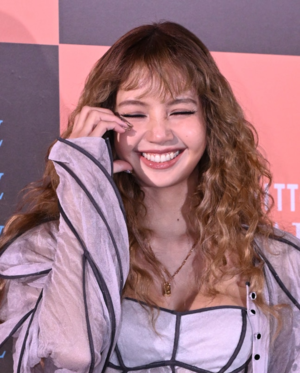 [뮤즈이슈]“나 역시 속상” 리사, 지수·로제 이어 블핑 10주년 논란 사과