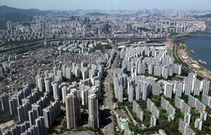 “압구정 우리 집이랑 자녀 반포 집이랑 바꿀래요”…세금 부담 우려에 ‘아파트 맞교환’ 는다 [부동산360]